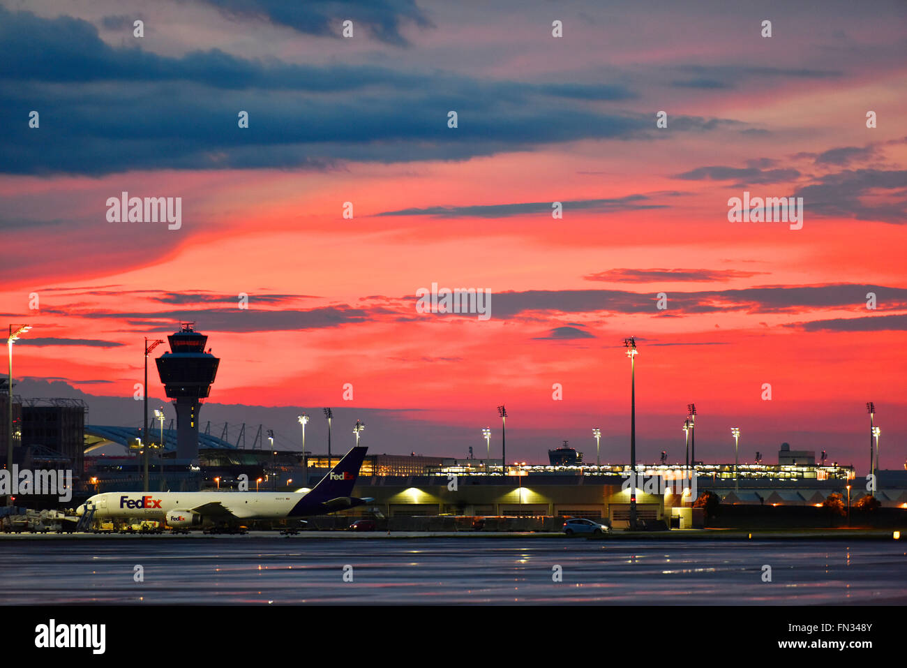 Coucher du soleil, le lever du soleil, soleil, ciel rouge, d'aéronefs, tour, rampe, Fedex, avion, l'aéroport de Munich, MUC, EDDM, Aéroport Munich, Banque D'Images