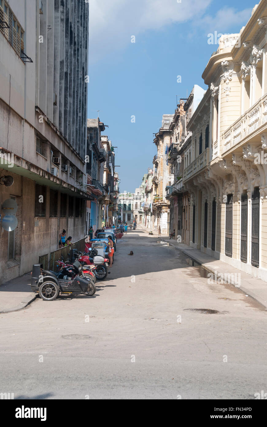 Parc de motos sur une rue latérale, juste à côté du Paseo del Prado, dans le centre de La Havane Cuba Banque D'Images