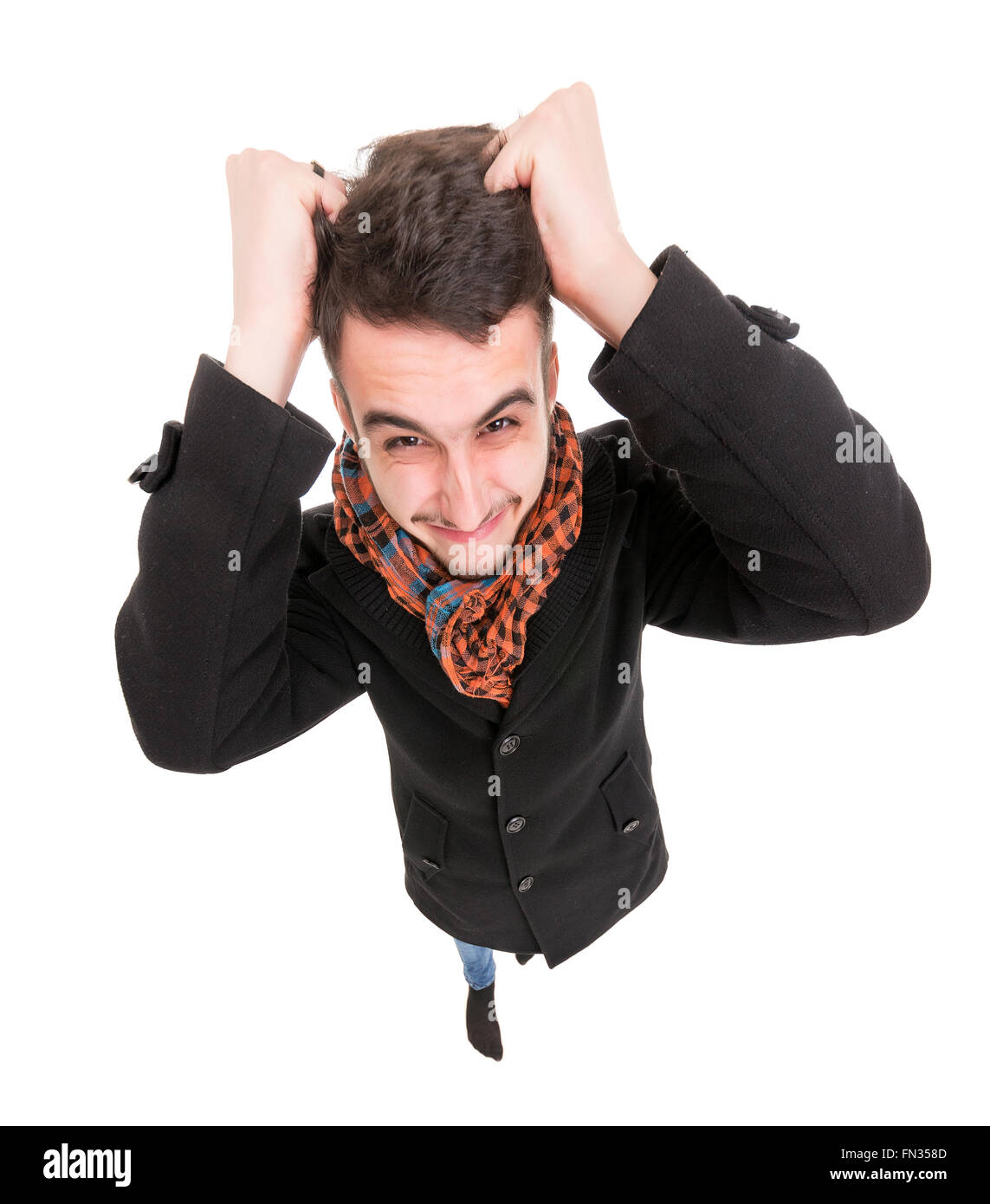 Jeune homme en robe noire montrent la frustration, isolé sur fond blanc Banque D'Images