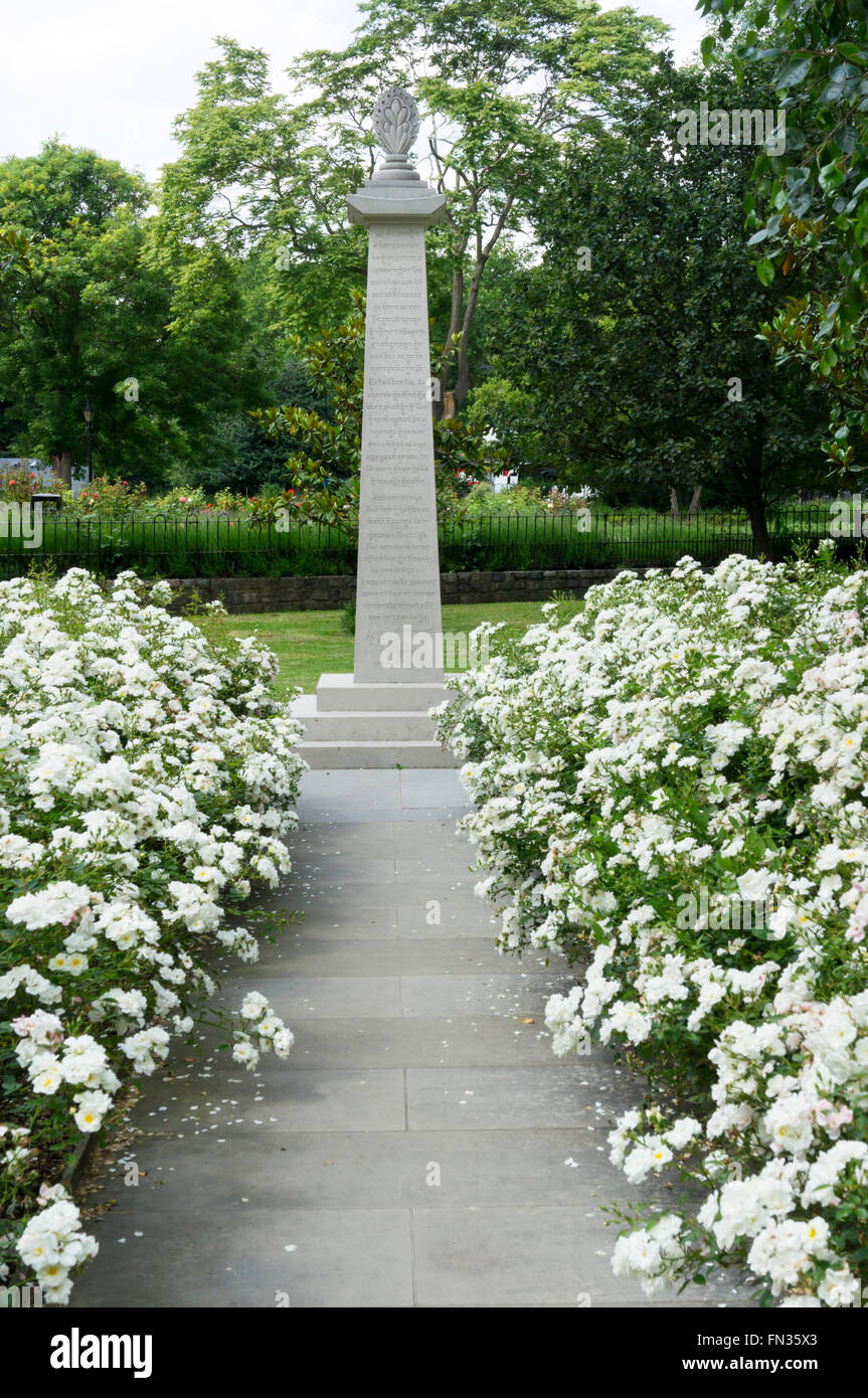 Le pilier de la langue tibétaine dans le jardin de la paix, à côté de l'Imperial War Museum, à Southwark, Londres. Banque D'Images