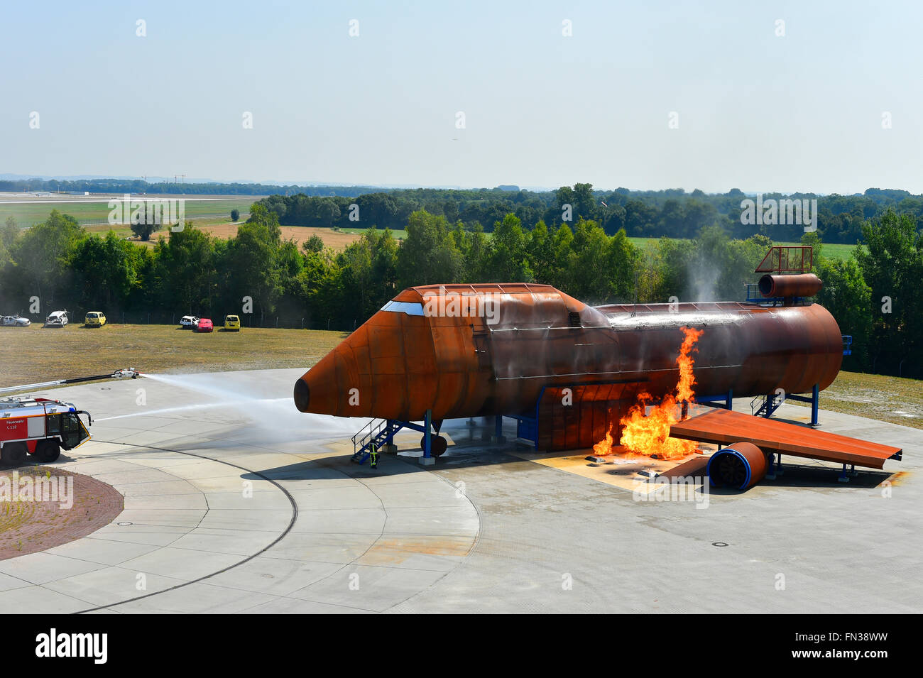 Pompier POMPIER, homme, véhicule, camion, Centre de formation, d'avions, aéroport, éteindre le feu, de supprimer, de feu, de fumée, de l'eau, Banque D'Images