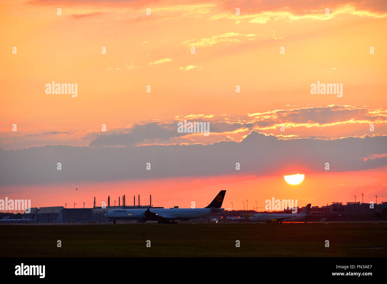 Le coucher du soleil, le lever du soleil, hangar, sun, Red sky, d'aéronefs, déploiement, hangar, l'aéroport de Munich, MUC, EDDM, Aéroport Munich, Erding, 85399, Banque D'Images
