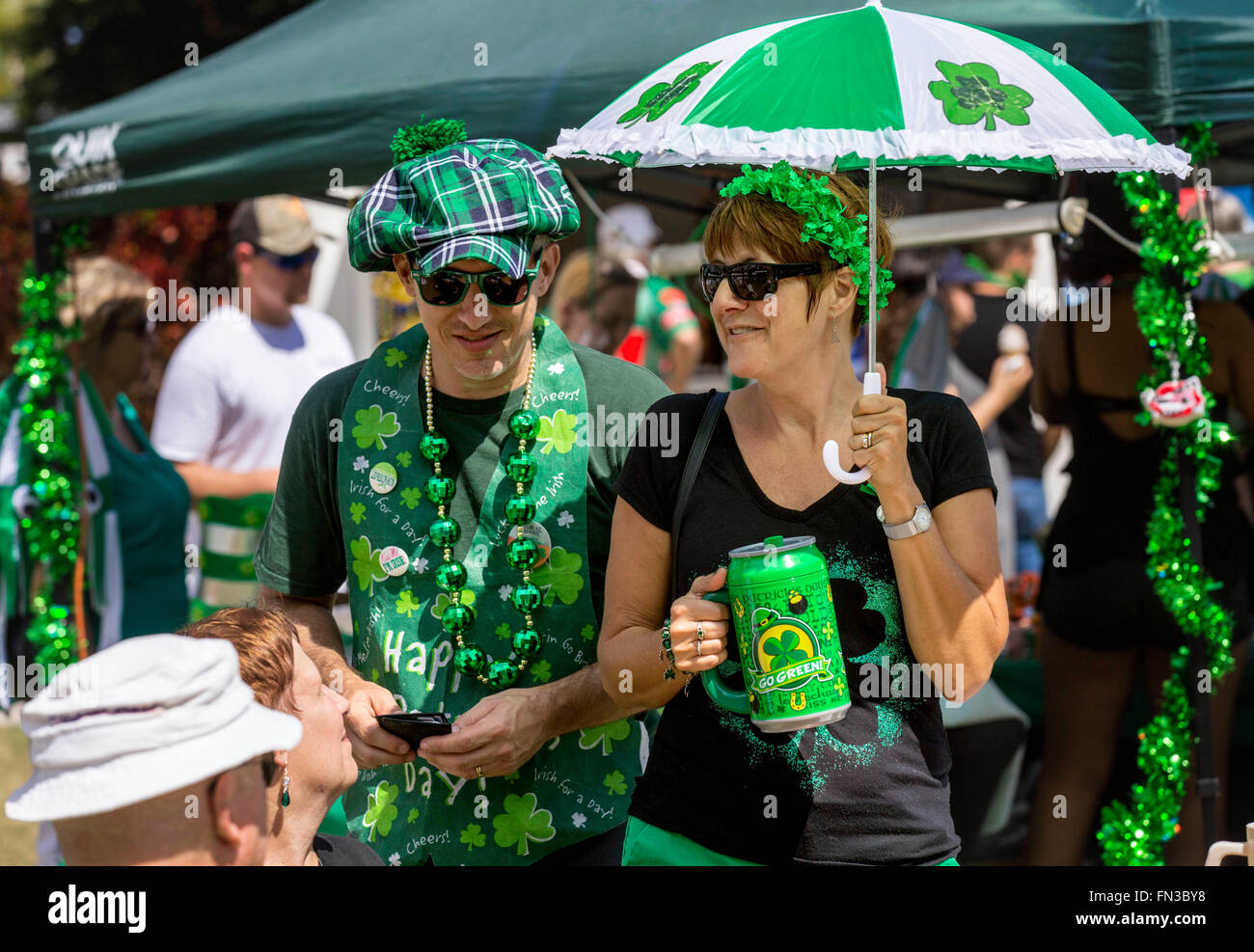 West Palm Beach, Floride, USA. Mar 13, 2016. Kevin Csajko, (L), et sa femme Mary Roberts, de Delray Beach, profiter de leur sortie au Irish Fest 2016 dimanche 13 mars 2016, à l'Amphithéâtre Meyer à West Palm Beach. © Bill Ingram/Le Palm Beach Post/ZUMA/Alamy Fil Live News Banque D'Images