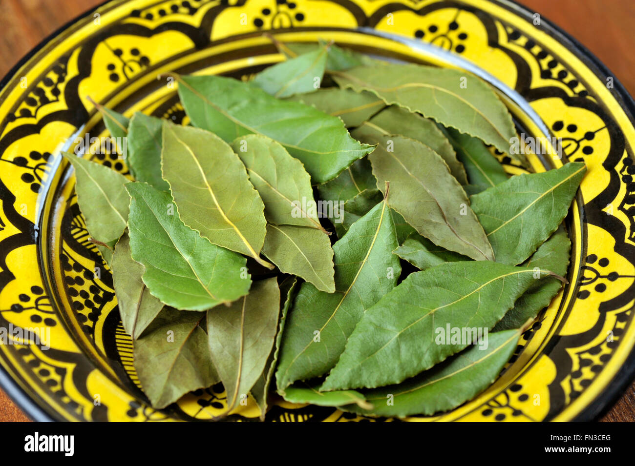 La baie entière séchée ou Laurier feuilles utilisées en cuisine pour parfumer les plats. Banque D'Images