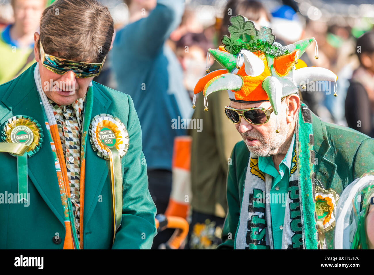 Londres, Royaume-Uni - 13 mars 2016 : St Patrick's Day Parade et Festival à Trafalgar Square. Les gens en costumes colorés Banque D'Images