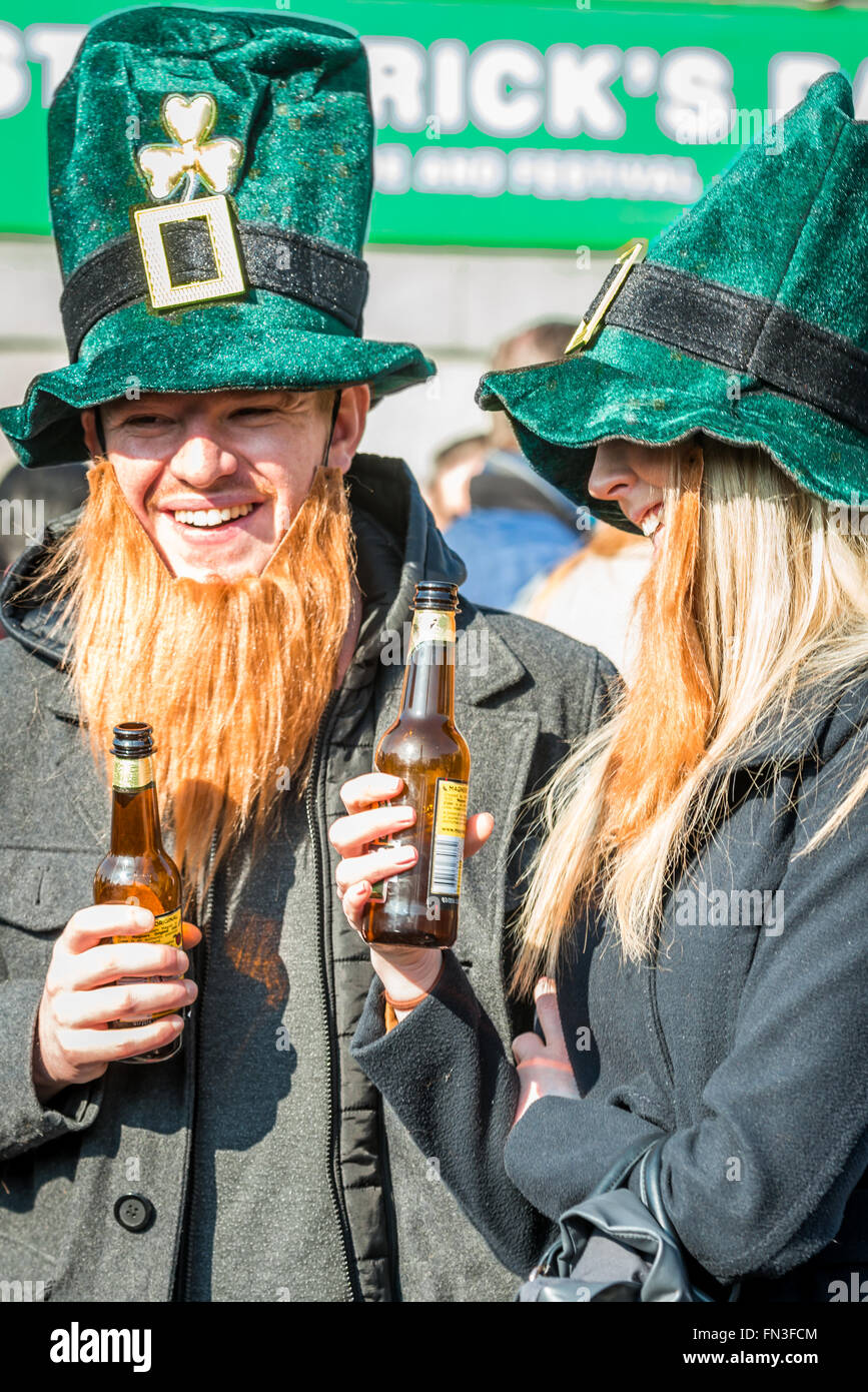 Londres, Royaume-Uni - 13 mars 2016 : St Patrick's Day Parade et Festival à Trafalgar Square. Les gens heureux en chapeau irlandais Banque D'Images