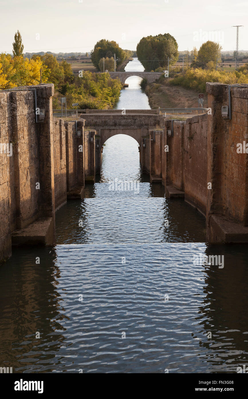 Frómista, Espagne : verrous dans le Canal de Castilla à mesure qu'elle traverse le village de Frómista. Banque D'Images