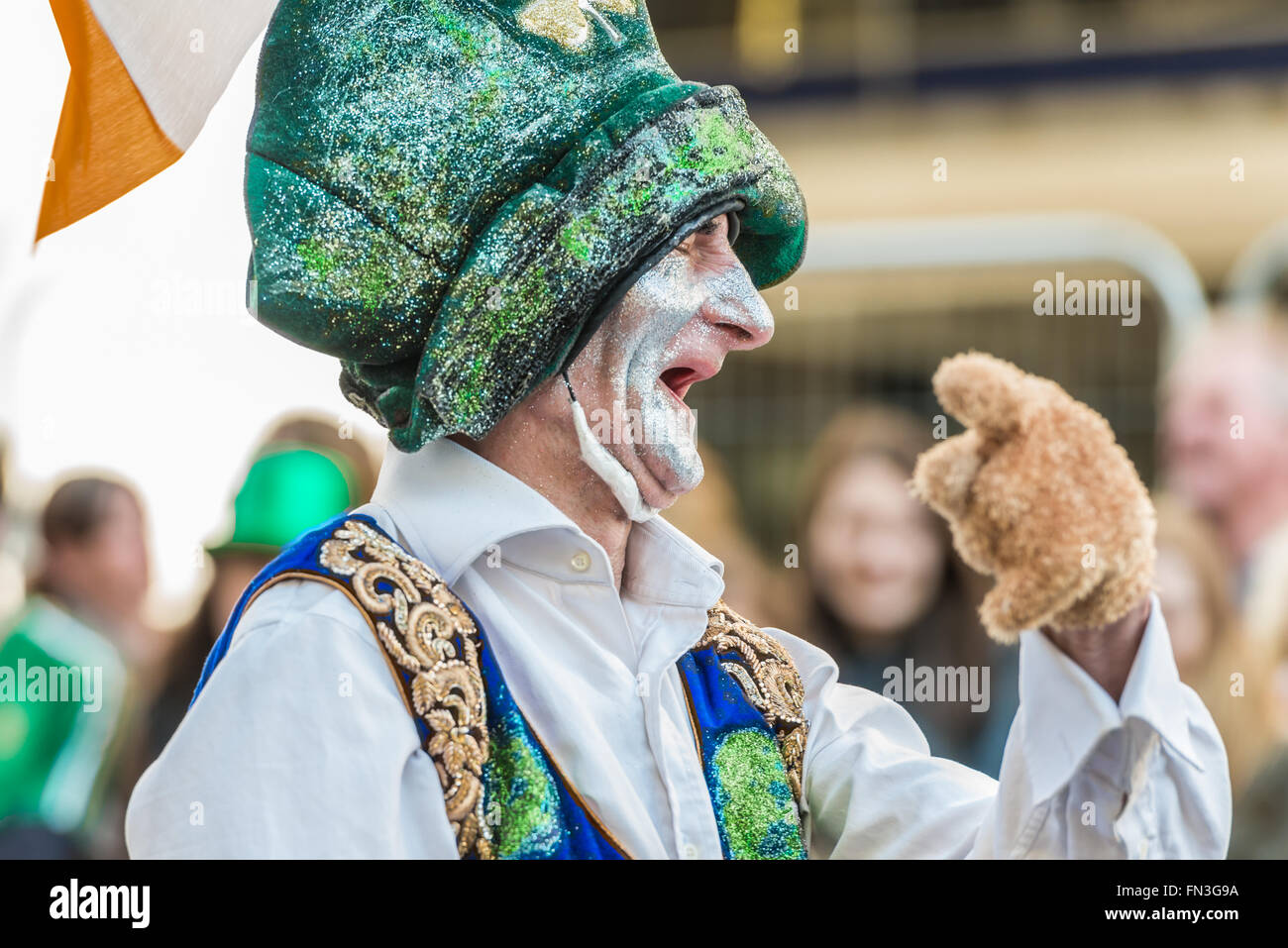 Londres, Royaume-Uni - 13 mars 2016 : St Patrick's Day Parade et Festival à Trafalgar Square. Joyeux lutin irlandais. Banque D'Images