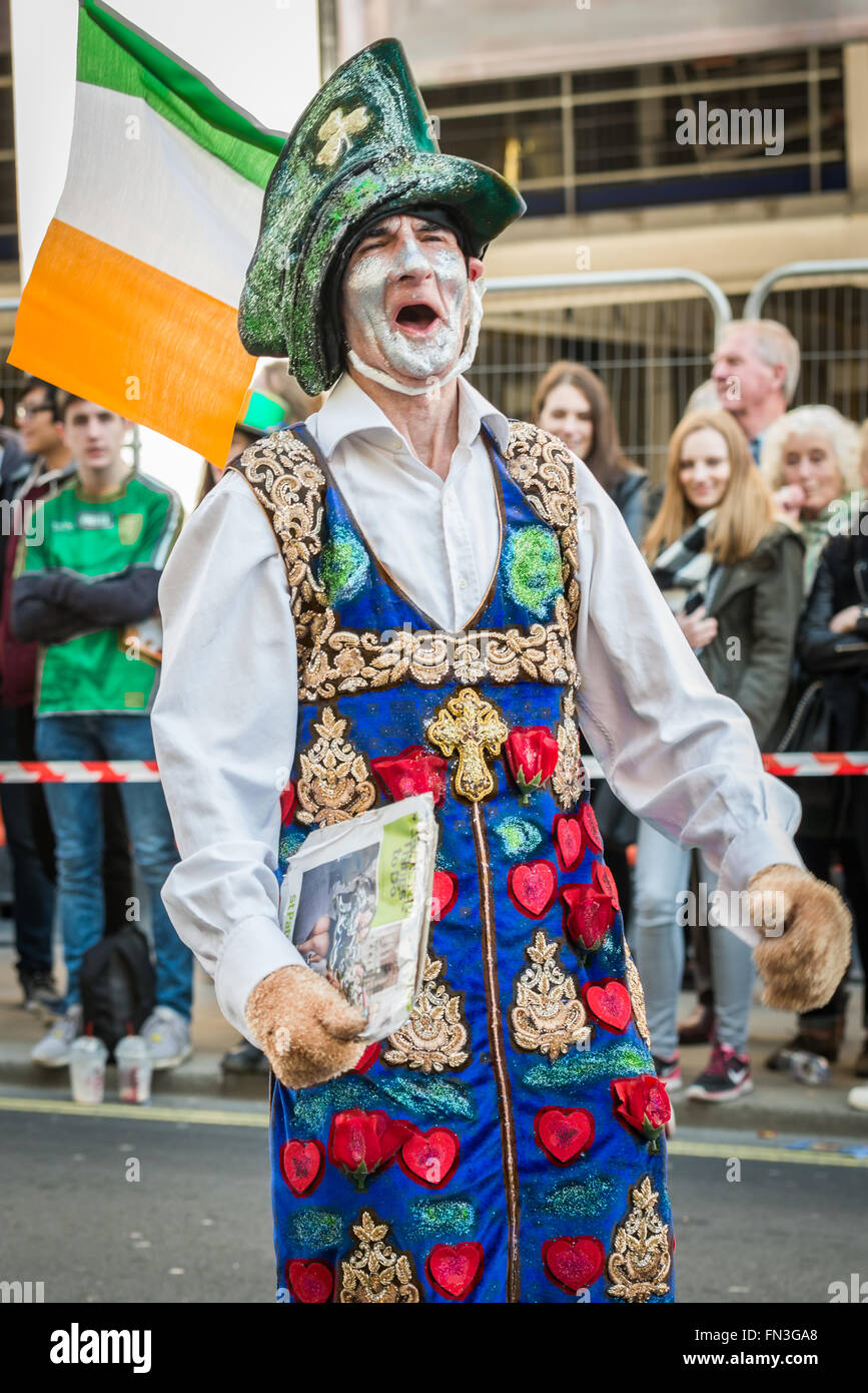 Londres, Royaume-Uni - 13 mars 2016 : St Patrick's Day Parade et Festival à Trafalgar Square. Farfadet irlandais. Banque D'Images