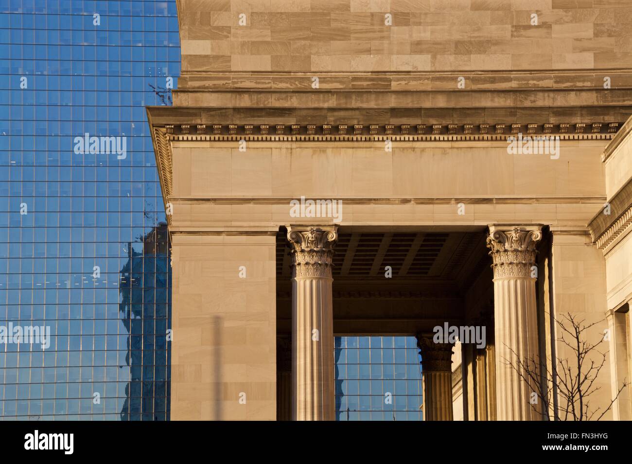 L'architecture néo-classique du 30e Street Station contre le cadre du centre de l'ACEI, Philadelphie PA Banque D'Images