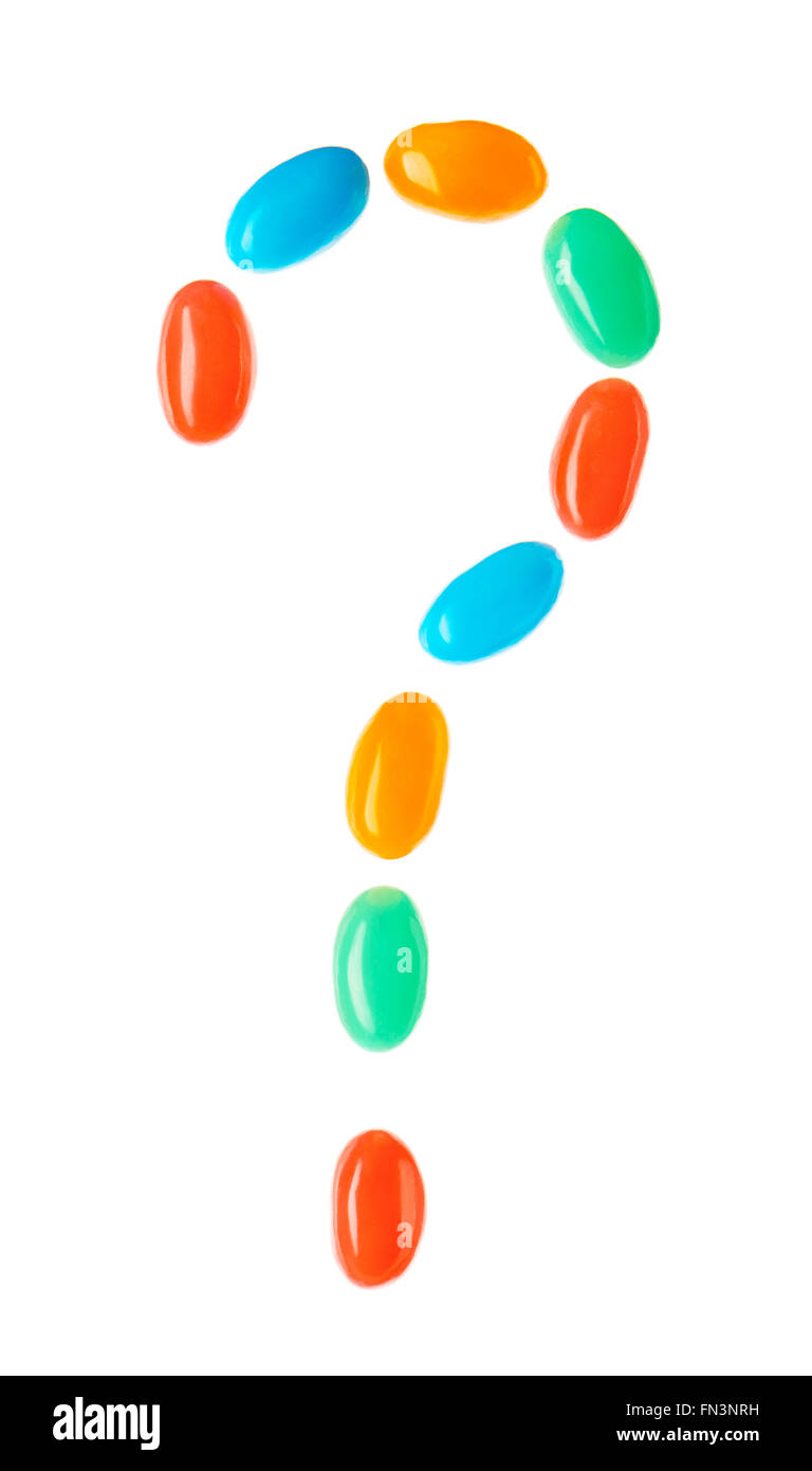 Point d'interrogation fait de bonbons multicolores isolé sur fond blanc Banque D'Images