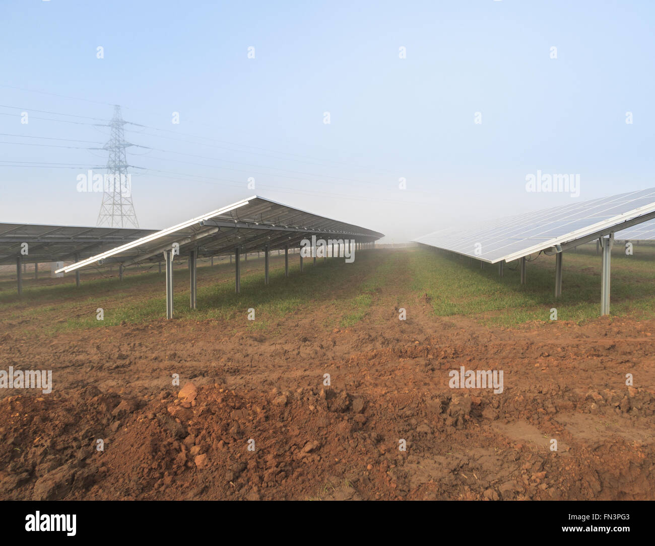 Panneaux solaires, et de l'électricité à un pylône à proximité de l'énergie solaire farm actuellement en construction. Dans la région de Mansfield Woodhouse Banque D'Images
