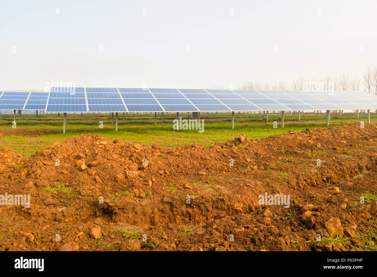 Matin brumeux mais ensoleillé, à une ferme de l'énergie solaire actuellement en construction. Dans la région de Mansfield Woodhouse, Nottinghamshire, Angleterre. Banque D'Images