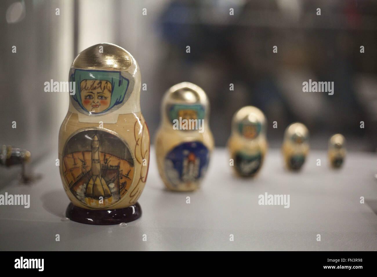 Londres, Royaume-Uni. Mar 12, 2016. Les cosmonautes : Naissance de l'ère spatiale.Matrioshkas avec motifs.L'espace d'exposition du Musée des sciences a réuni une importante collection de la plupart des engins spatiaux russes et des artefacts jamais d'être montré au Royaume-Uni. En 1957, la Russie a lancé le premier satellite artificiel, Spoutnik, dans l'espace et seulement quatre ans plus tard, envoyé le tout premier des droits de l ''" Youri Gagarine. C'était la Russie qui a fait le rêve de l'espace voyage dans une réalité et est devenu le premier pays à explorer l'espace. Sur l'affichage a été Vostok 6 : la capsule piloté par Valentina Terechkova, première femme dans l'espace, V Banque D'Images