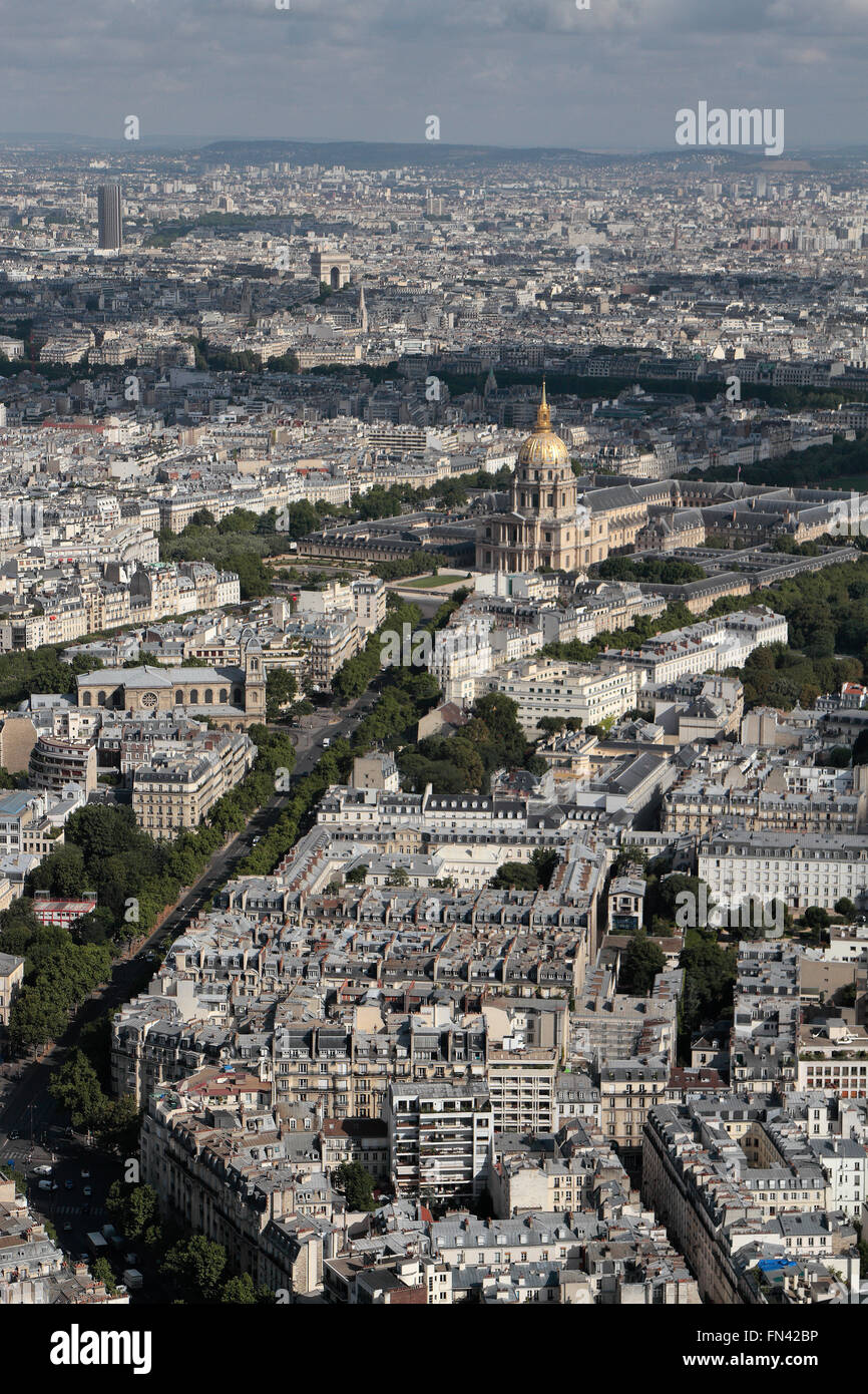 Visualiser jusqu'au boulevard du Montparnasse vers le Dôme des Invalides, Paris, France vue de la Tour Montparnasse. Banque D'Images