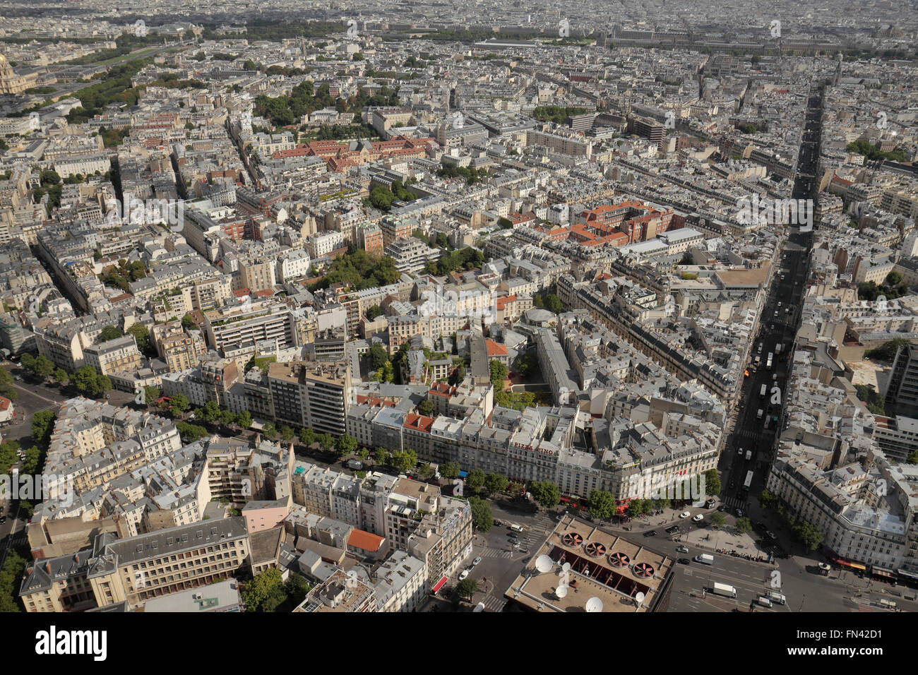 Voir en bas de la rue de Rennes à Paris, France à partir de la Tour Montparnasse. Banque D'Images