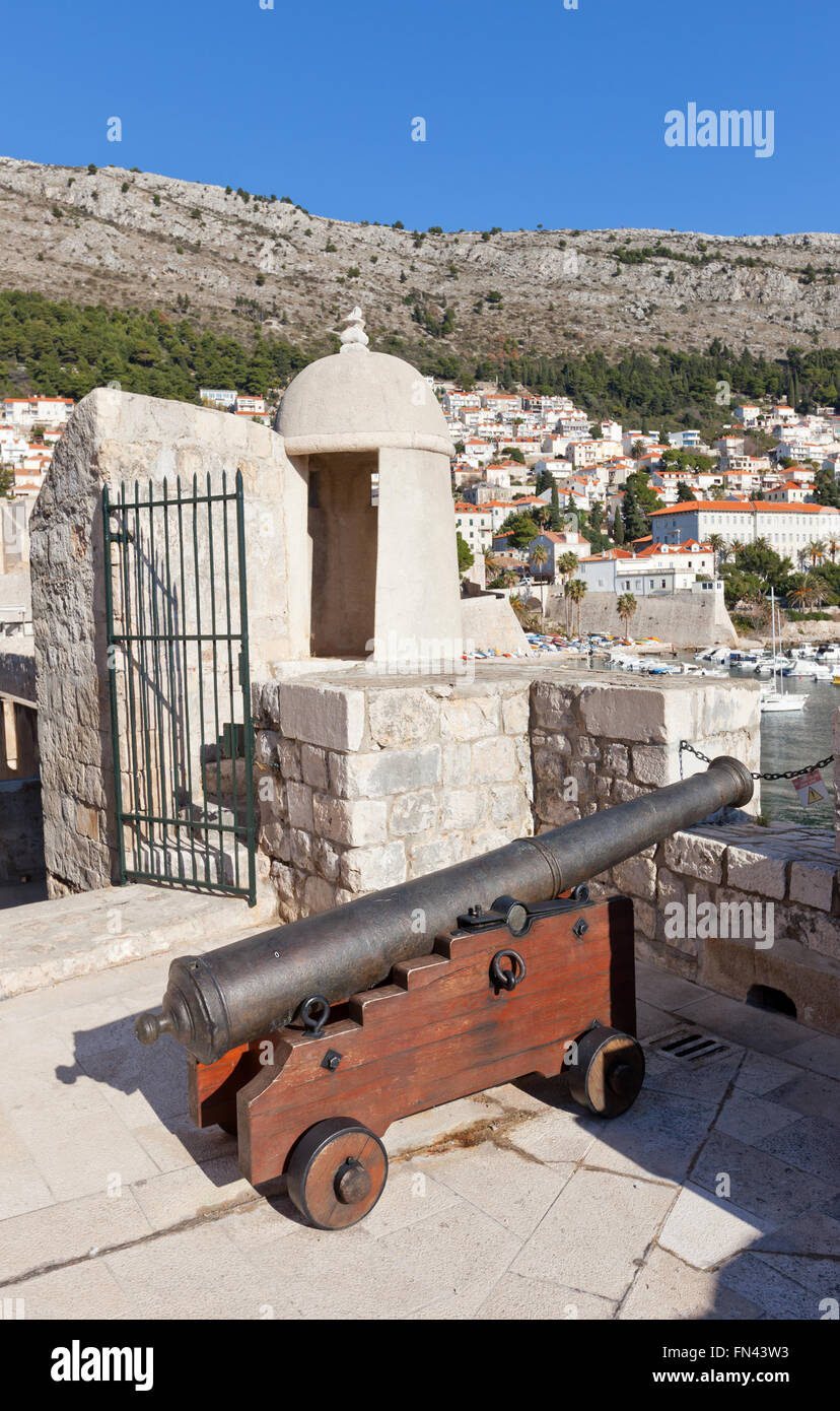 Canon médiéval sur les remparts de Dubrovnik, Croatie. Vieille ville de Dubrovnik, site du patrimoine mondial de l'UNESCO Banque D'Images