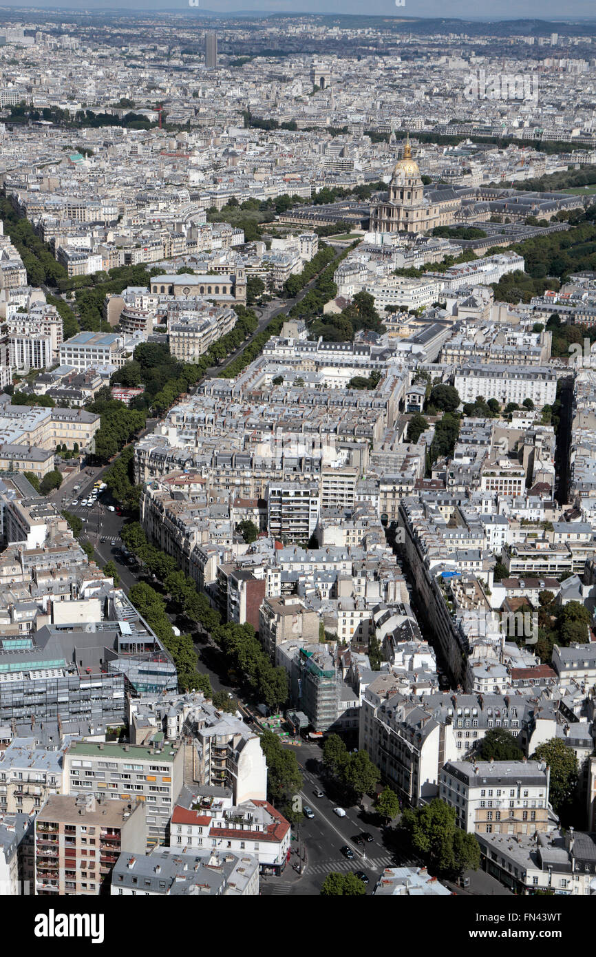 Visualiser jusqu'au boulevard du Montparnasse vers le Dôme des Invalides, Paris, France vue de la Tour Montparnasse. Banque D'Images