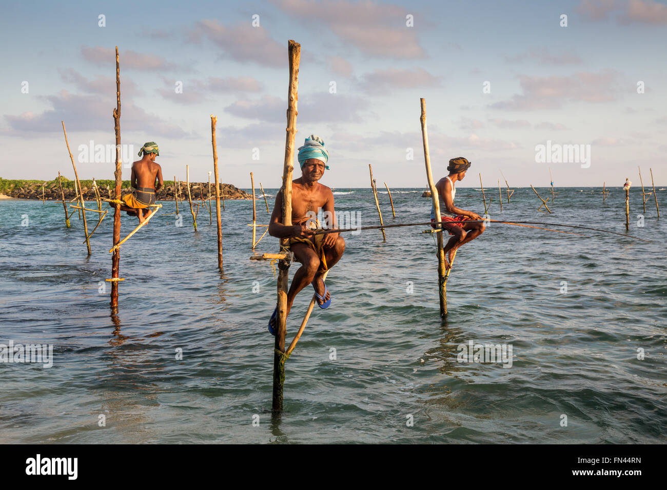 Échasses du Sri Lanka Sri Lanka, pêche au coucher du soleil, les pêcheurs sur échasses Koggala Beach, au Sri Lanka, en Asie Banque D'Images