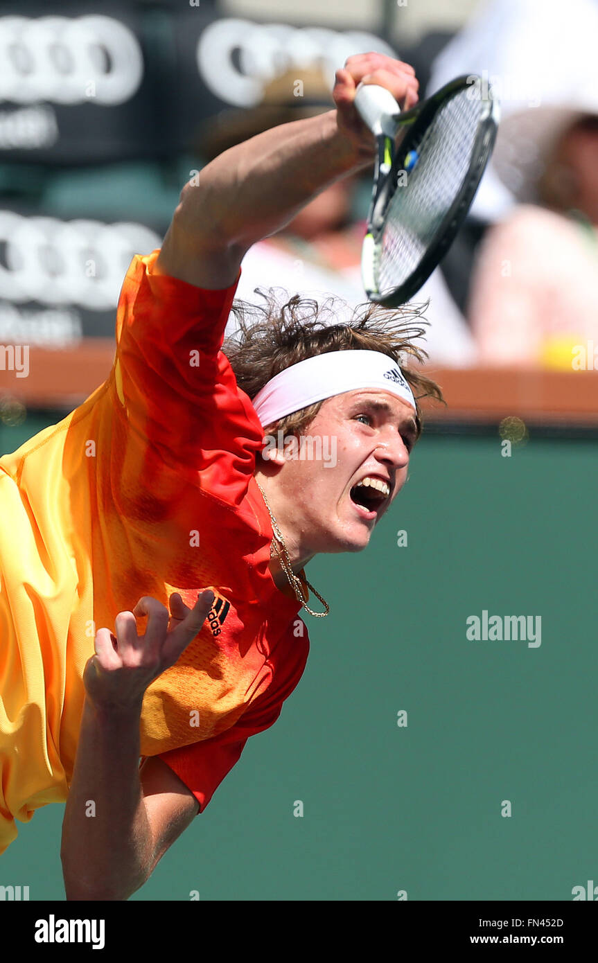 Indian Wells, en Californie, USA. Indian Wells, en Californie, USA. Mar 13, 2016. Alexander Zverev de l'Allemagne sert contre Grigor Dimitrov de la Bulgarie au cours de la 2016 BNP Paribas Open à Indian Wells Tennis Garden à Indian Wells, en Californie. Charles Baus/CSM/Alamy Live News Crédit : Cal Sport Media/Alamy Live News Banque D'Images