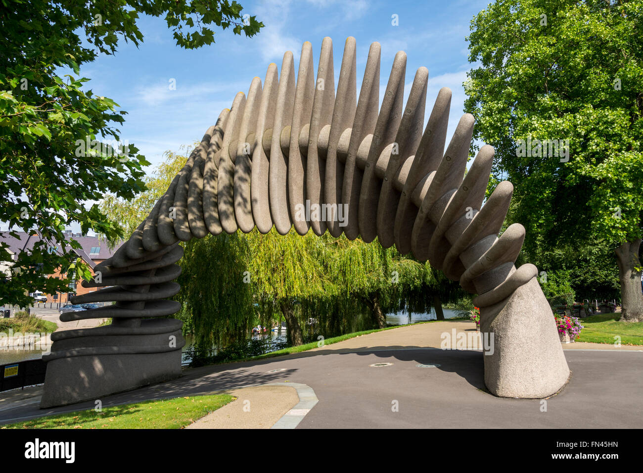 'Bond', la sculpture commémorative Darwin, par Pearce & Lal (2009). Mardol Quay Gardens, Shrewsbury, Shropshire, England, UK Banque D'Images
