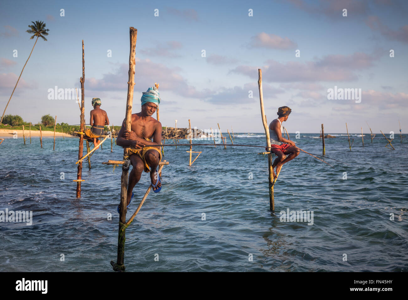 Échasses du Sri Lanka Sri Lanka, pêche au coucher du soleil, les pêcheurs sur échasses Koggala Beach, au Sri Lanka, en Asie Banque D'Images