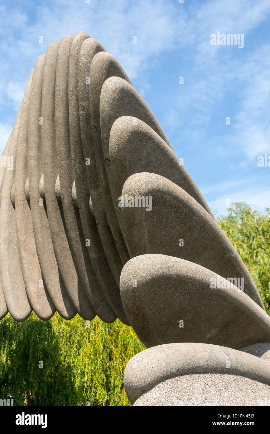 'Bond', la sculpture commémorative Darwin, par Pearce & Lal (2009). Mardol Quay Gardens, Shrewsbury, Shropshire, England, UK Banque D'Images