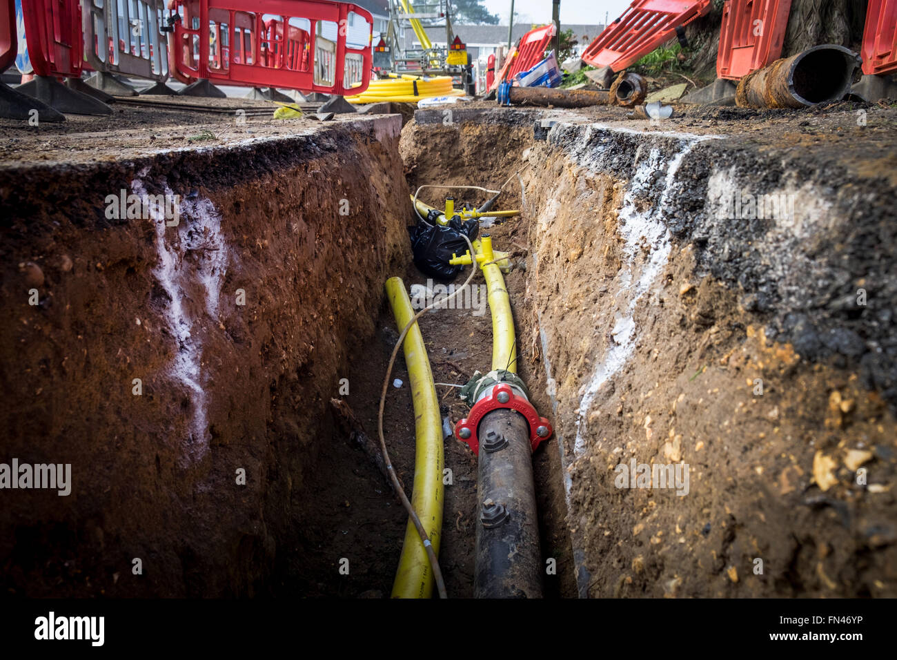 Vieux métal des tuyaux de gaz d'être remplacées par des conduites en plastique pour empêcher les fuites de gaz en raison de la corrosion des tuyaux de métal Banque D'Images