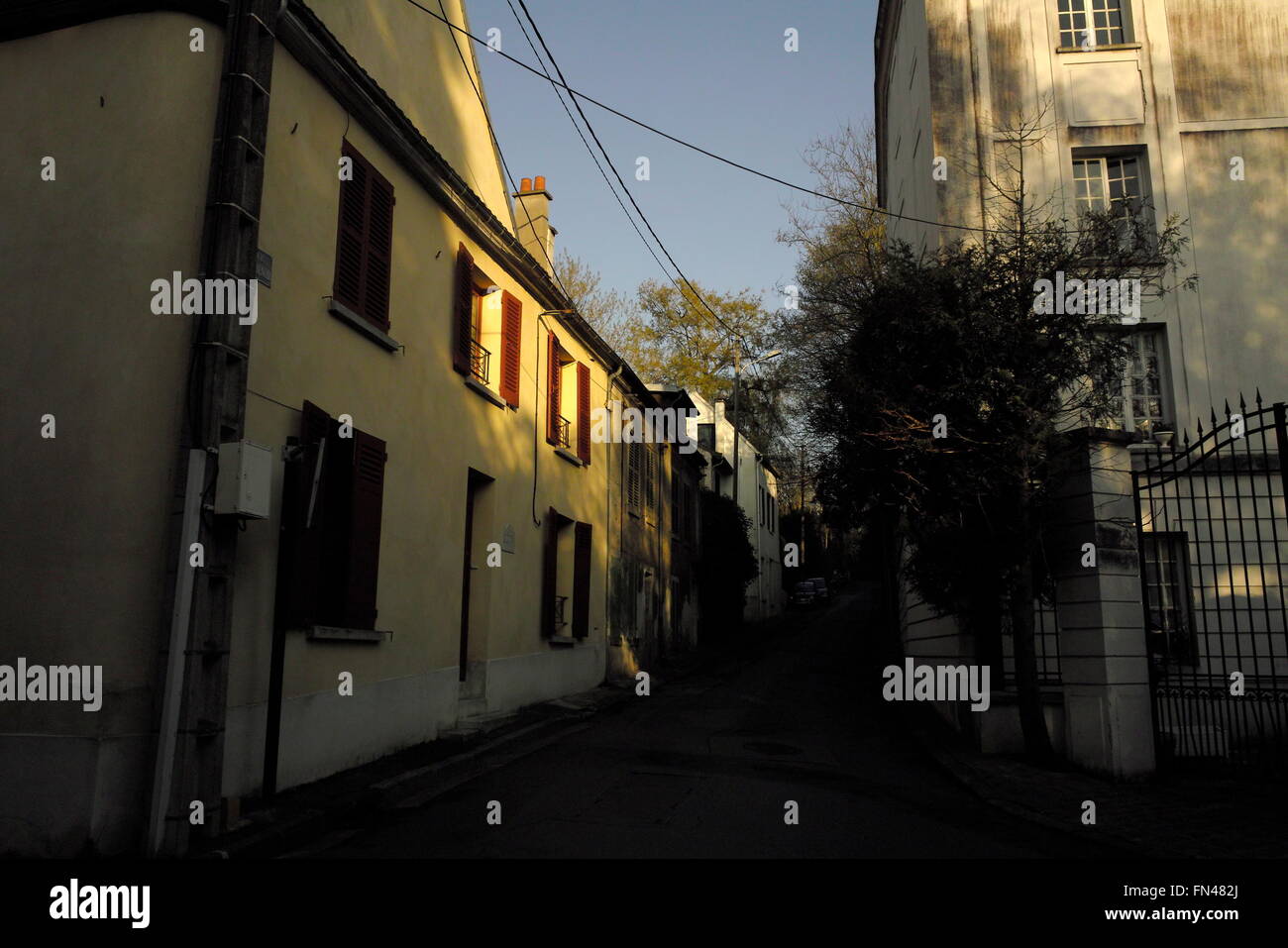 Village of louveciennes Banque de photographies et d'images à haute  résolution - Alamy