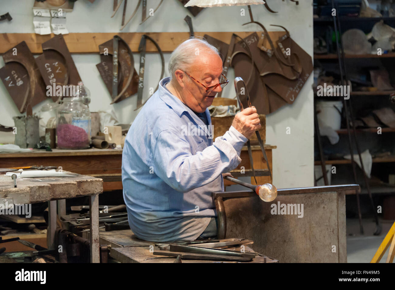 Souffleur de verre de Murano Verre création d'un ornement. Banque D'Images