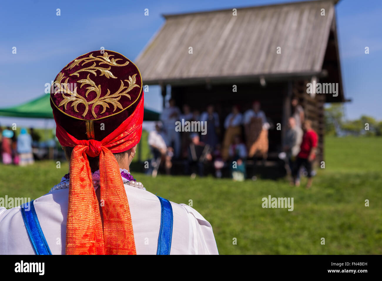 Femme en costume national sur le sauveur de la fête d'Apple Banque D'Images