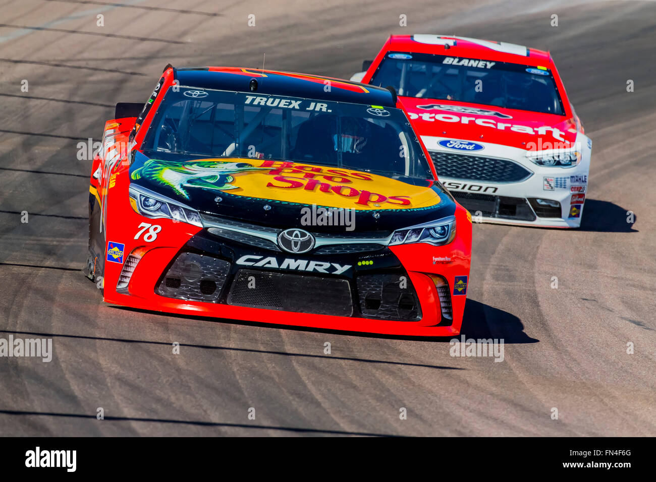 Avondale, Arizona, USA. Mar 12, 2016. Avondale, Arizona - Mar 12, 2016 : Martin Truex Jr. (78) prend la piste pour le Good Sam 500 au Phoenix International Raceway à Avondale, Arizona. © csm/Alamy Live News Banque D'Images