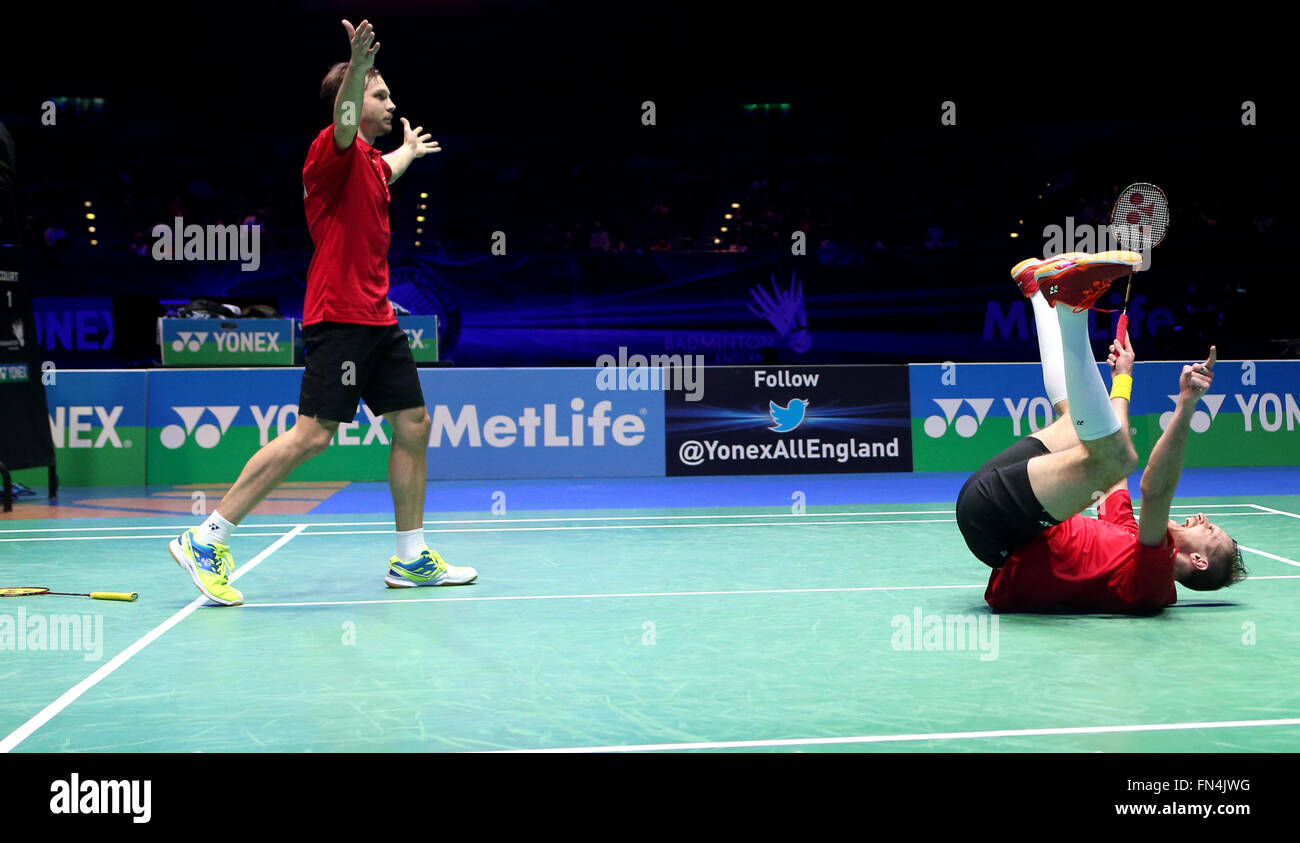 Birmingham. Mar 13, 2016. Vladimir Ivanov (R)/Ivan Sozonov de célébrer la Russie après la finale du double avec Hiroyuki Kenichi Endo/Hayakawa du Japon à la YONEX All England Open 2016 Badminton à Birmingham, Grande-Bretagne le 13 mars 2016. Vladimir Ivanov/Ivan Sozonov a gagné 2-1. Credit : Han Yan/Xinhua/Alamy Live News Banque D'Images