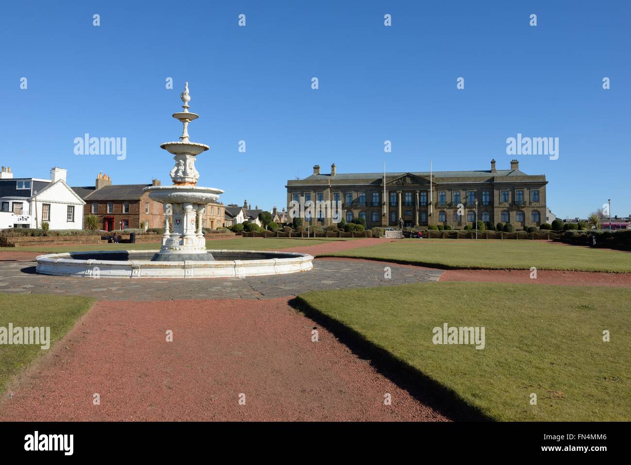 Steven Memorial Fountain et l'Ayrshire Council, dans des bâtiments du comté de Wellington Square, Ayr, Scotland, UK Banque D'Images