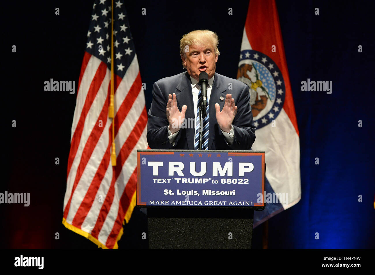 Saint Louis, MO, USA - 11 mars 2016 : Donald Trump parle aux partisans au Peabody Opera House au centre-ville de Saint Louis. Banque D'Images