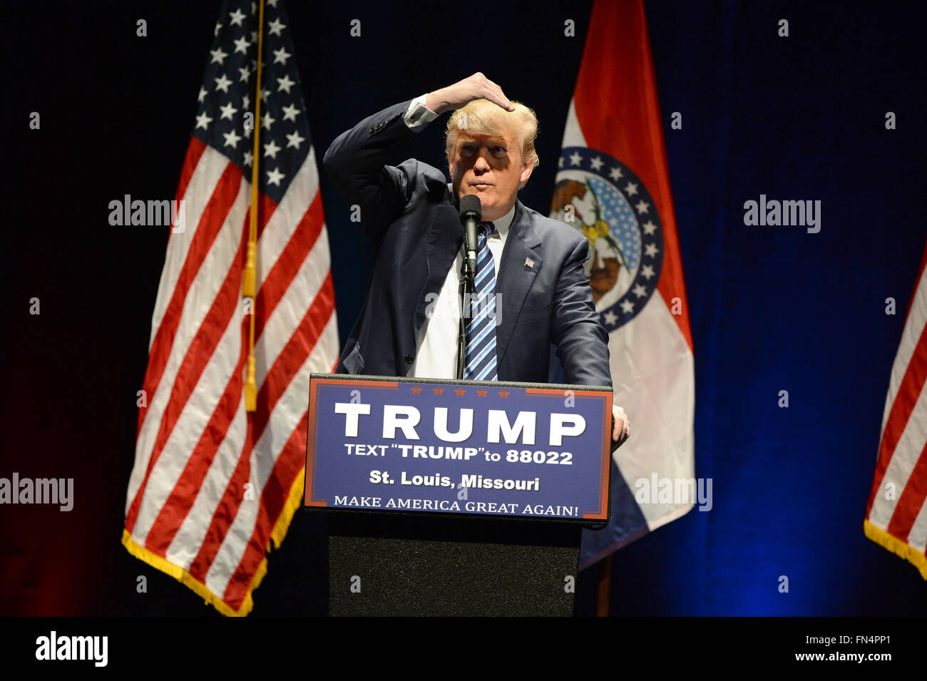 Saint Louis, MO, USA - 11 mars 2016 : Donald Trump ressemble à l'interpellateur au cours de discours au Peabody Opera House à Saint Louis. Banque D'Images