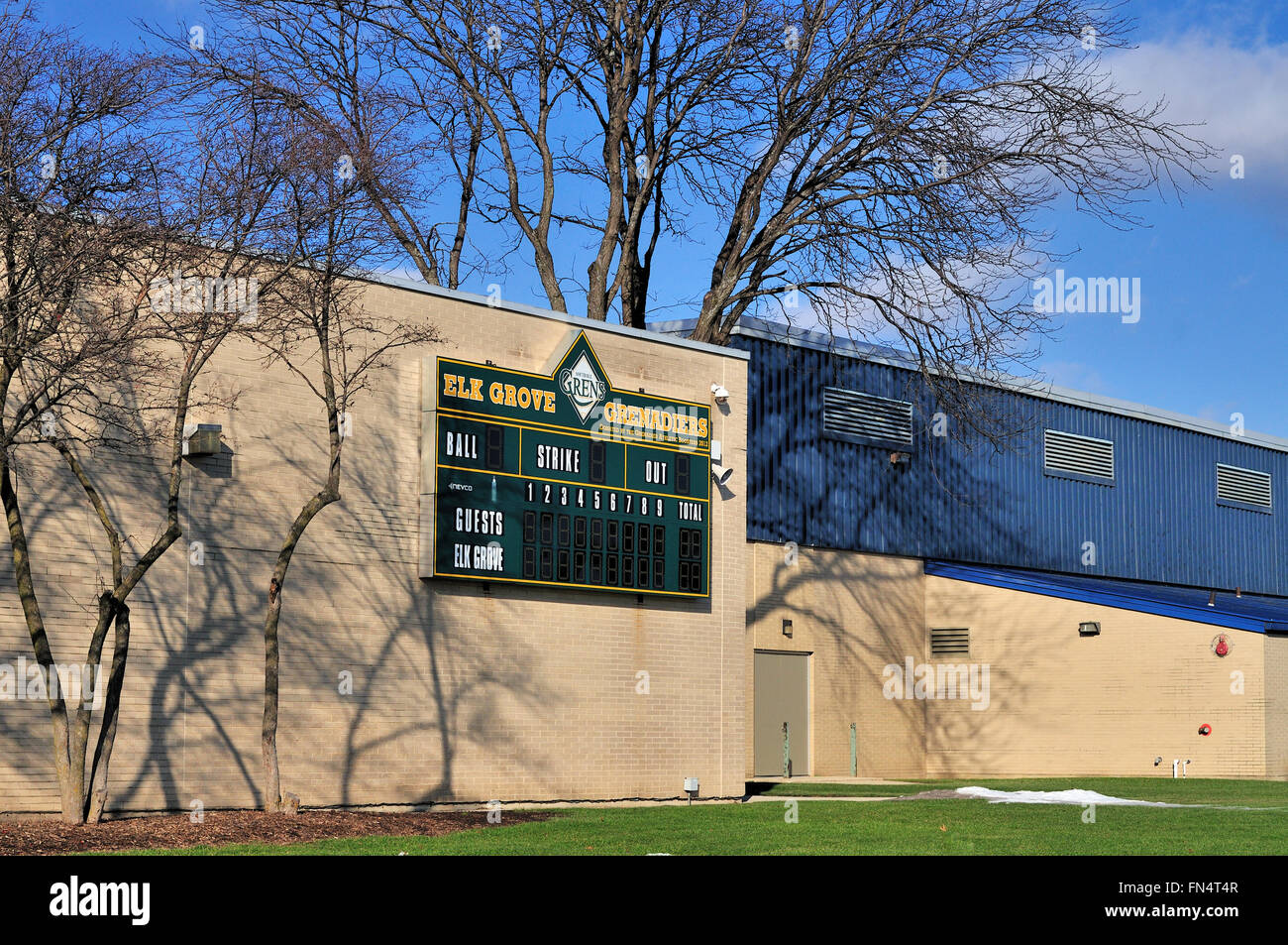 Un tableau de bord monté sur le côté d'un haut bâtiment de l'école dans l'attente de la saison de baseball et de softball. Elk Grove Village, Illinois, USA. Banque D'Images