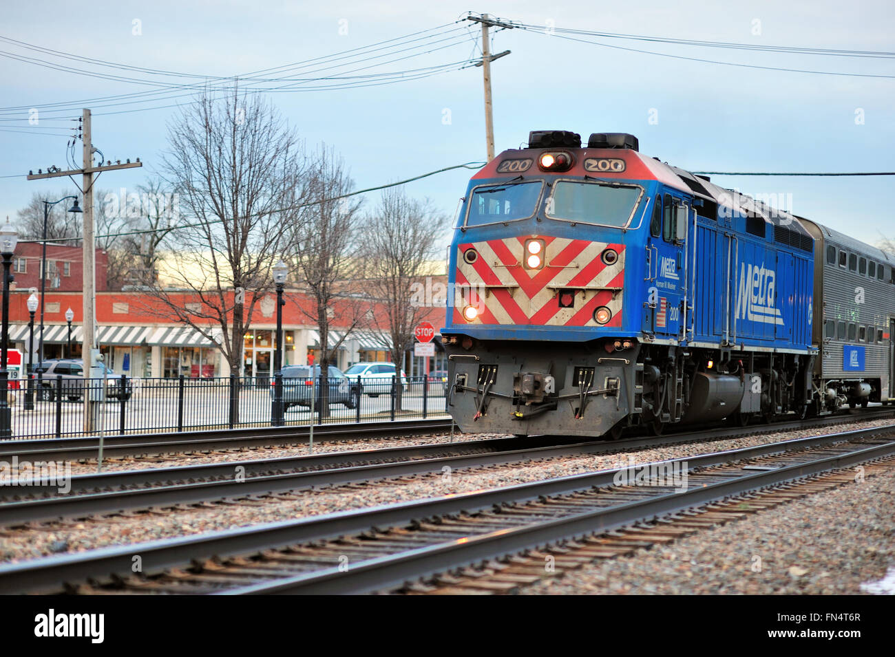 Un train de banlieue Metra en passant par LaGrange, l'Illinois. La ligne relie Chicago à l'ouest et le sud-ouest de banlieue. LaGrange, Illinois, USA. Banque D'Images