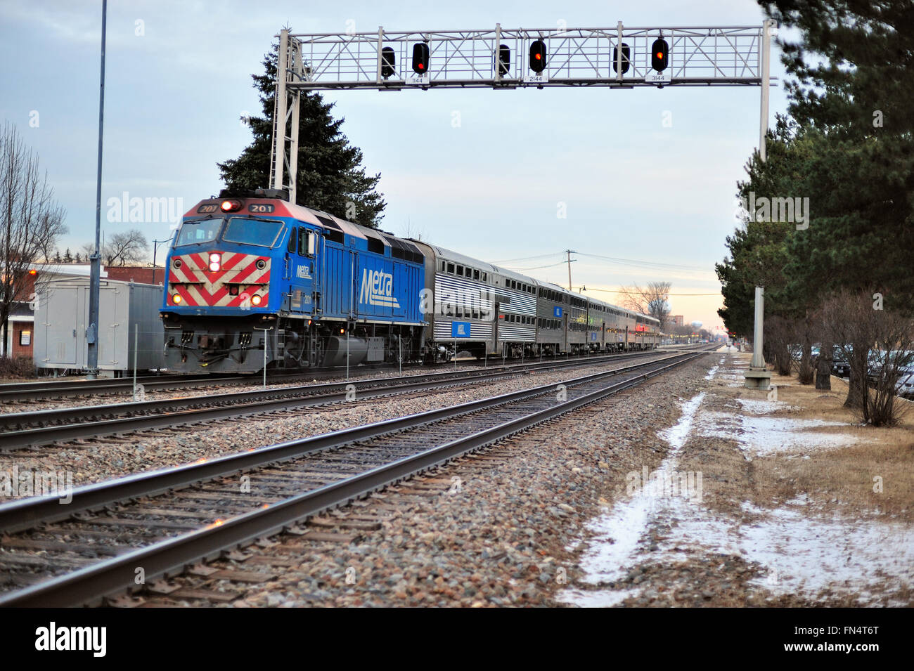 Un train de banlieue Metra en passant par LaGrange, l'Illinois. La ligne relie Chicago à l'ouest et le sud-ouest de banlieue. LaGrange, Illinois, USA. Banque D'Images