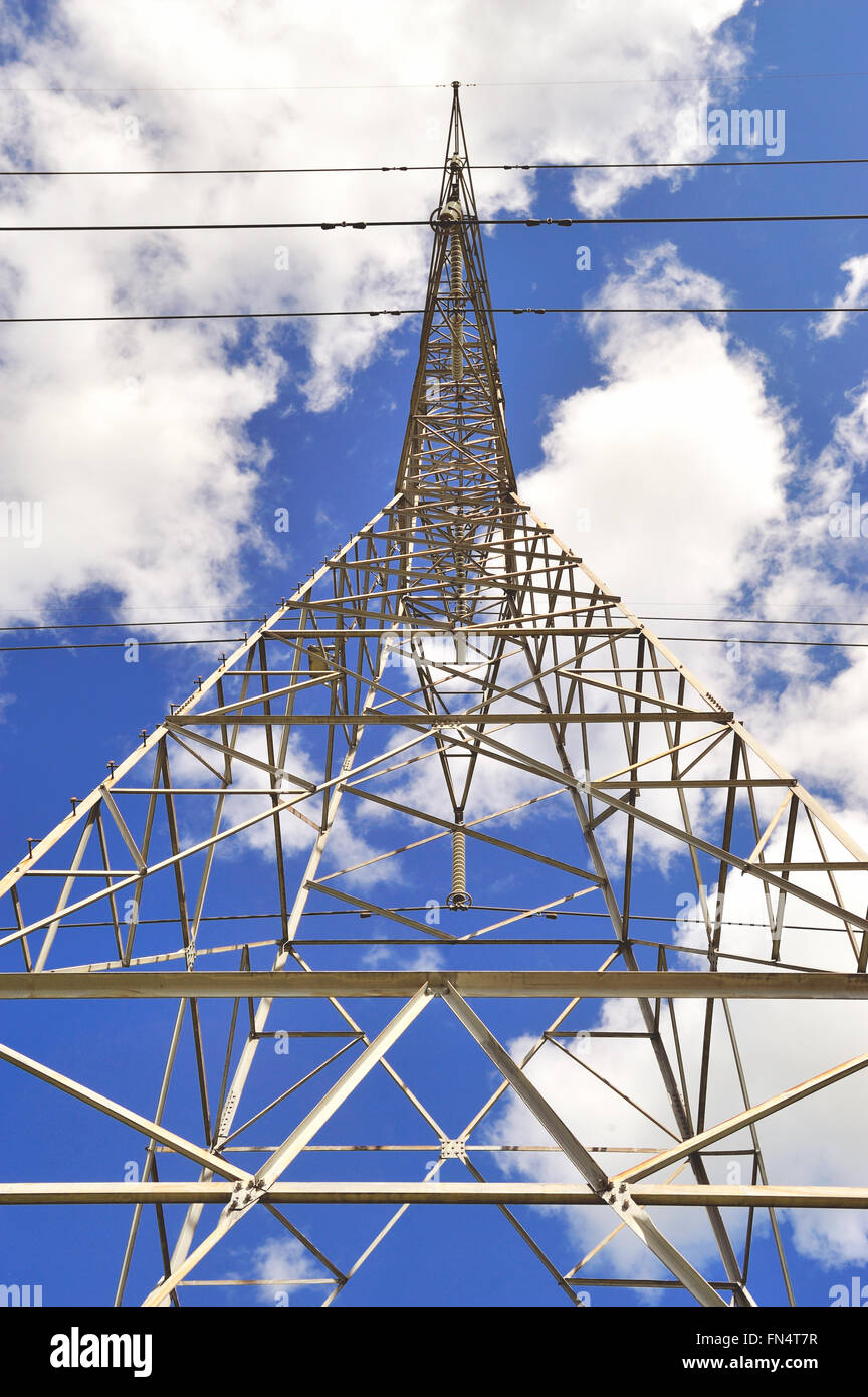 Les lignes électriques haute tension soutenu au sommet d'une tour fournir un service fiable à la banlieue de Chicago. Wayne, Michigan, USA. Banque D'Images