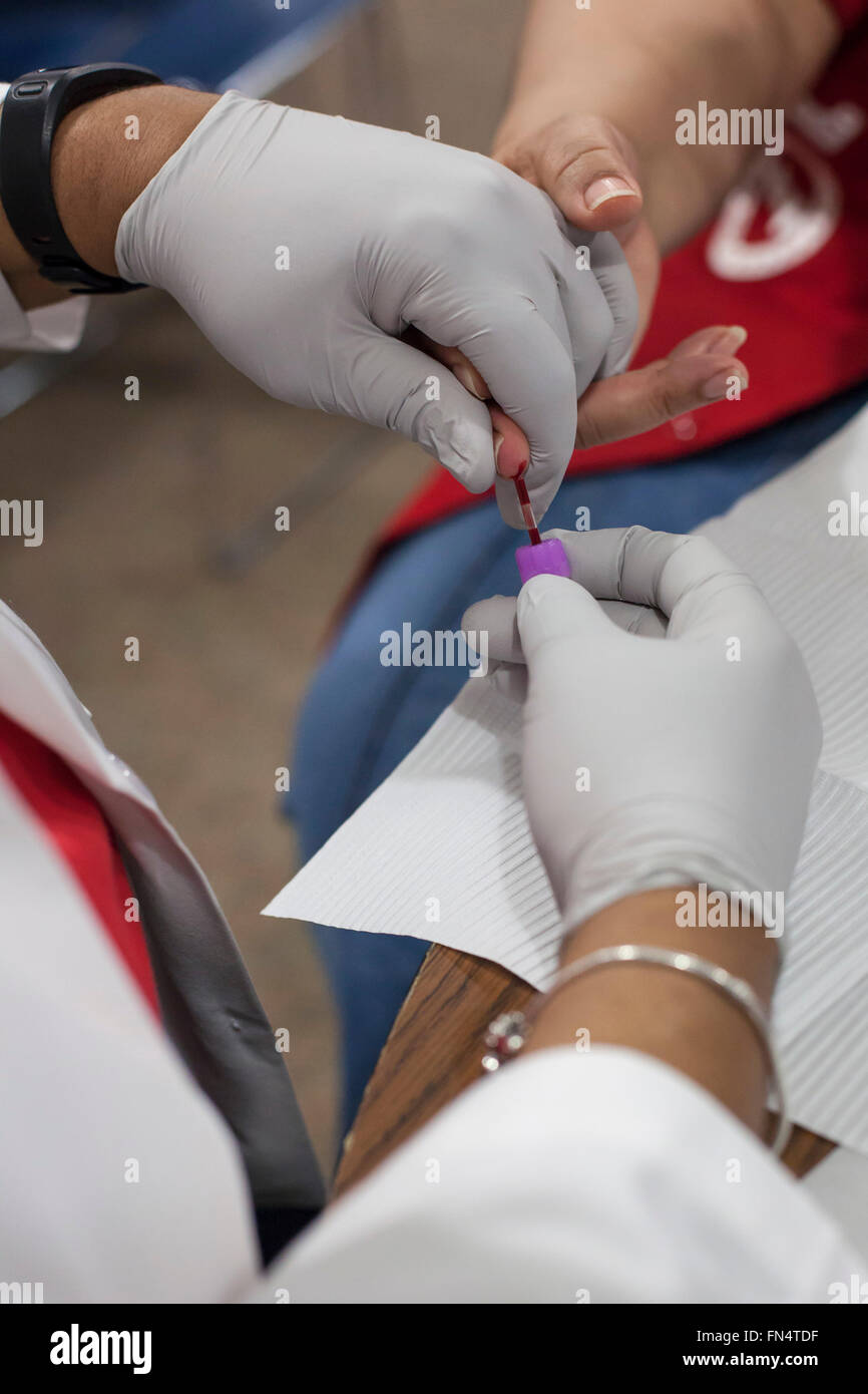 Flint, Michigan - une infirmière bénévole recueille un échantillon de sang pour contrôler l'exposition au plomb. Banque D'Images