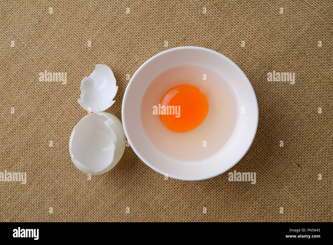 Les jaunes dans un bol Banque D'Images