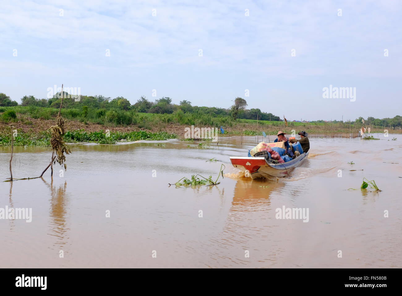 Bateau de pêche cambodgienne près de village de pêcheurs de Kampong Kleang, Cambodge Banque D'Images