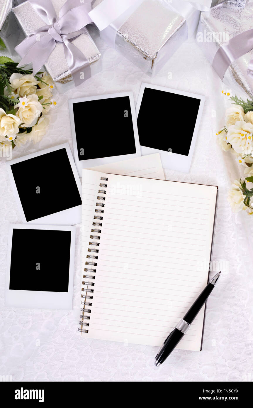 Album de mariage en blanc avec des impressions photo instantanée sur dentelle mariée avec plusieurs dons en argent et rose bouquets. L'espace pour copier. Banque D'Images Album de mariage en blanc avec des impressions photo instantanée sur dentelle mariée avec plusieurs dons en argent et rose bouquets. L'espace pour copier. Banque D'Images