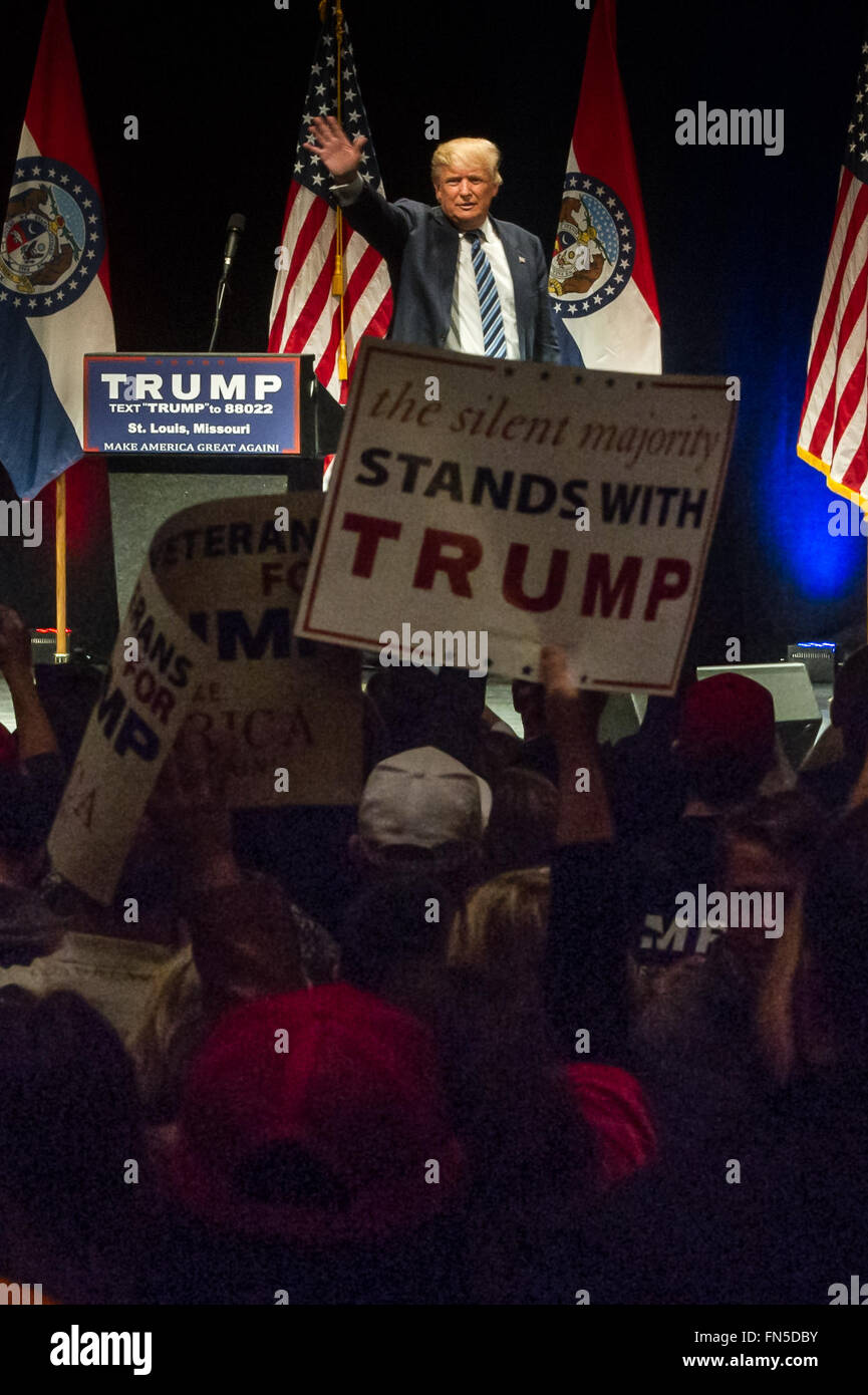 Saint Louis, Missouri, USA. Mar 11, 2016. DONALD TRUMP vagues aux partisans alors qu'il commence à quitter le stade de la Peabody Opera House à Saint Louis, MO. © Michael Weaver/ZUMA/Alamy Fil Live News Banque D'Images