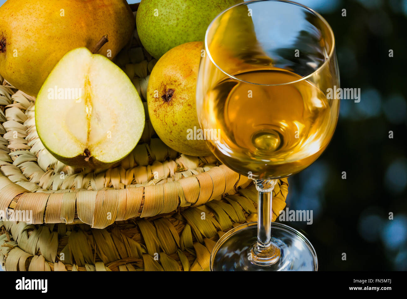 Poires mûres et juteuses délicieux verre de vin sur fond de miroir Banque D'Images