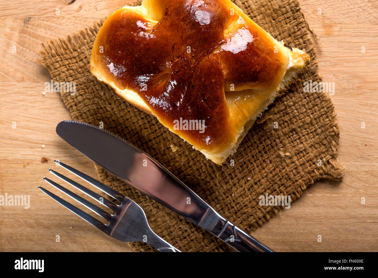 Tarte au fromage roumain frais avec fourchette et couteau Banque D'Images