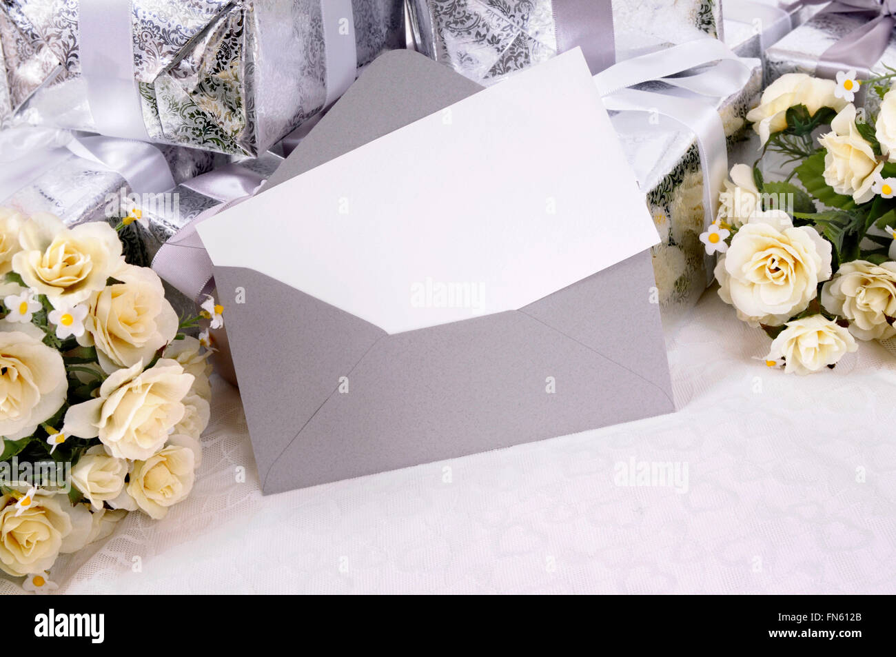 Invitation Vierge Ou Carte De Remerciement Avec Plusieurs Cadeaux De Mariage Et Blanches Portees Sur Bustier De Dentelle L Espace Pour Copier Photo Stock Alamy