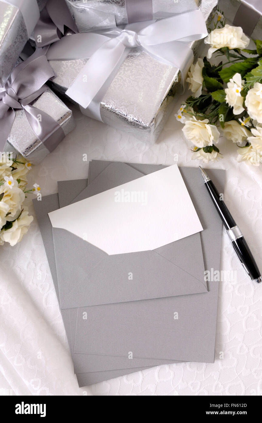 Invitation Vierge Ou Carte De Remerciement Avec Plusieurs Cadeaux De Mariage Et Blanches Portees Sur Bustier De Dentelle L Espace Pour Copier Photo Stock Alamy