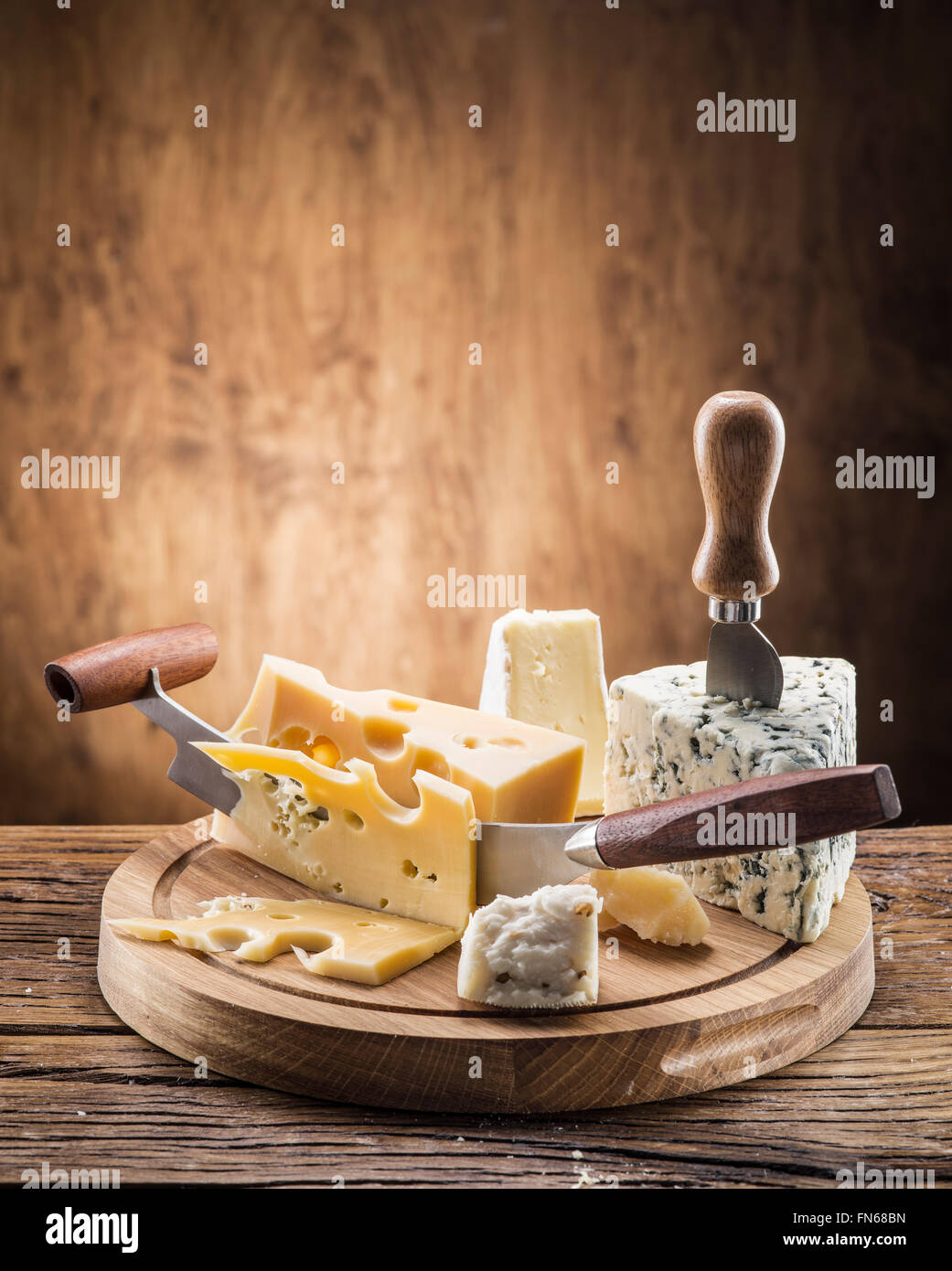 Variété de fromages sur une planche de bois. Banque D'Images